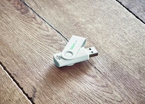 GiftRetail MO1204 - TECH CLEAN USB White